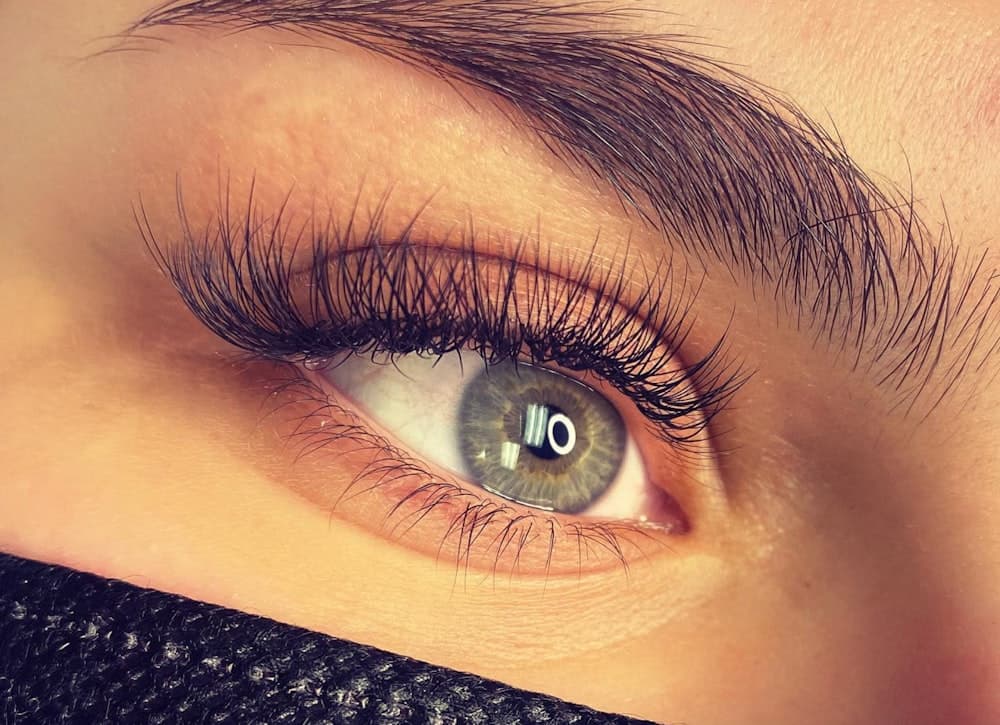Gros plan d'une pose de cils